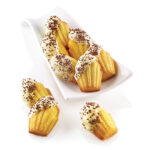 Decorated shell-shaped madeleines made with the Silikomart SF032 mould