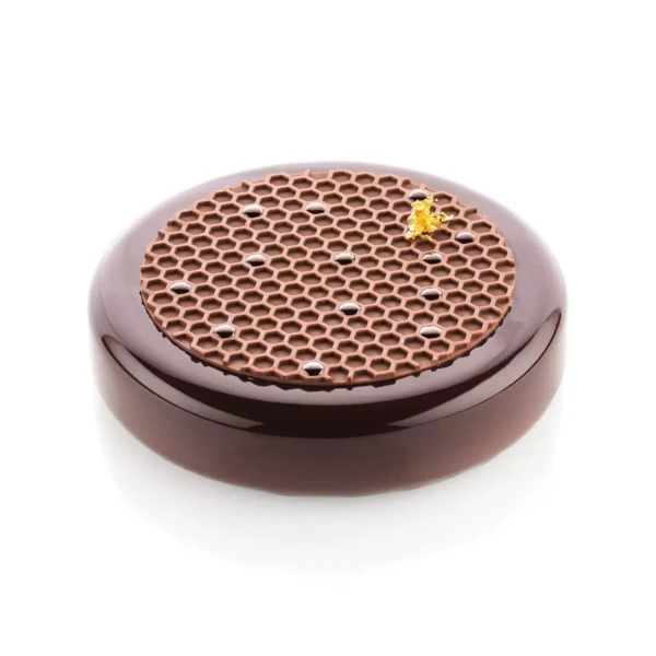Glazed chocolate entremet with honeycomb decoration made using the Alvéolé 9 mat